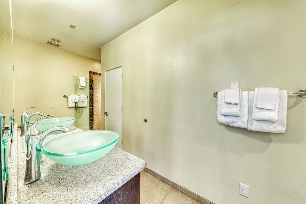 Modern 1BR Mountain View Balcony Steps to Lift