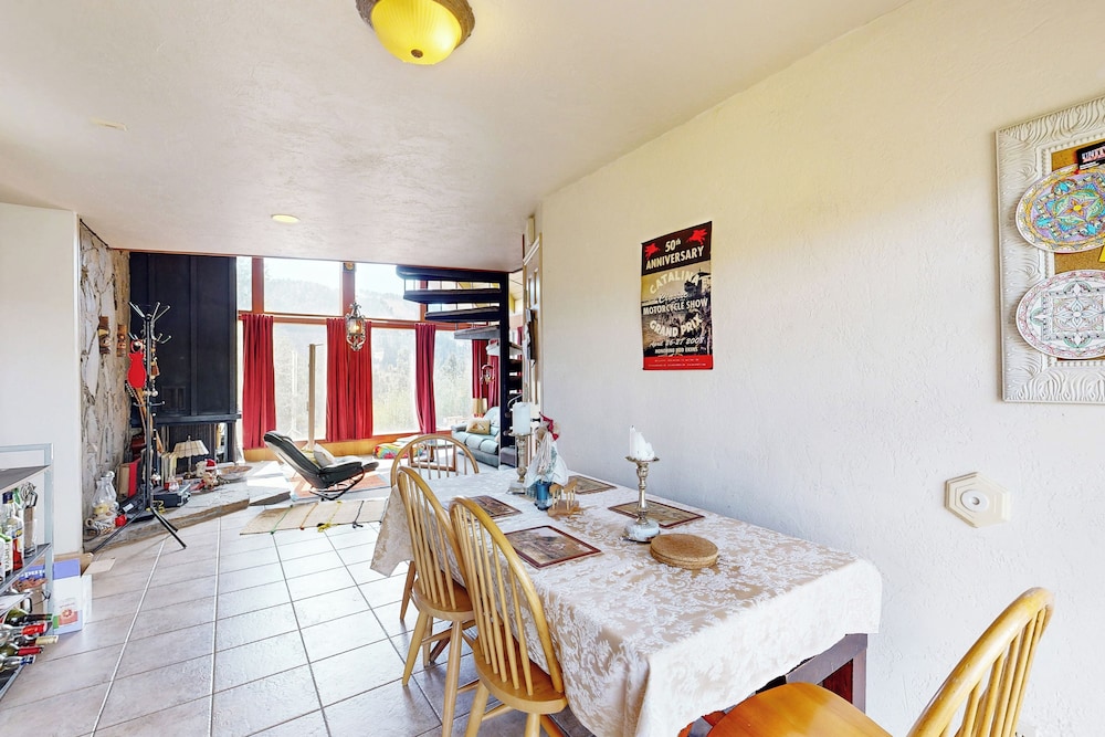Mountain & Lake View Dog-friendly Retreat