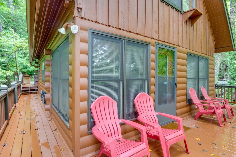 'deer Haven' Cabin: 5 Mi to Dtwn Blue Ridge! view 3