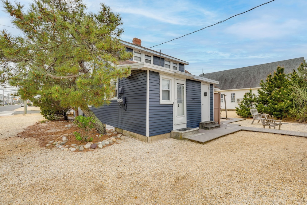 Walk to Bay & Ocean: Pet-friendly Surf City Apt