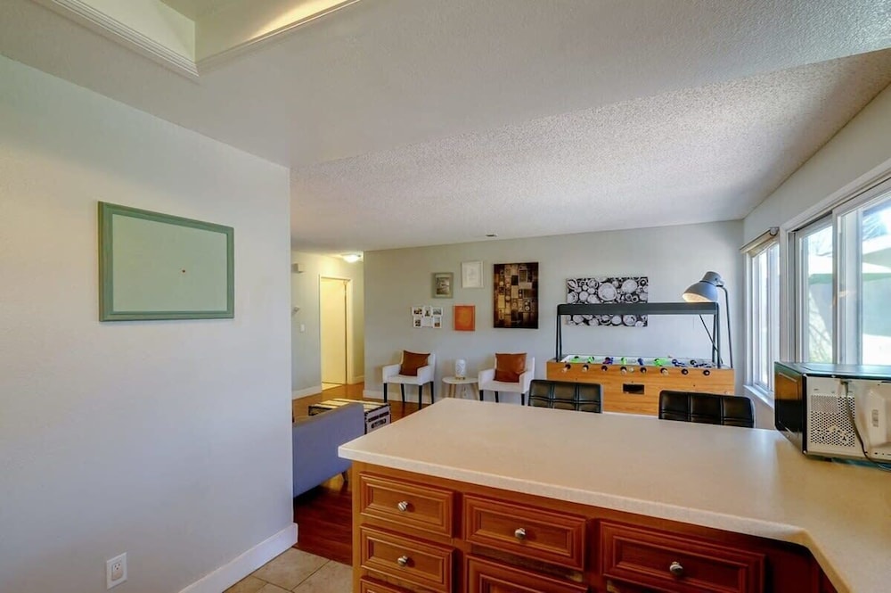 @ Marbella Lane - 4BR Home Away From Home Ldry
