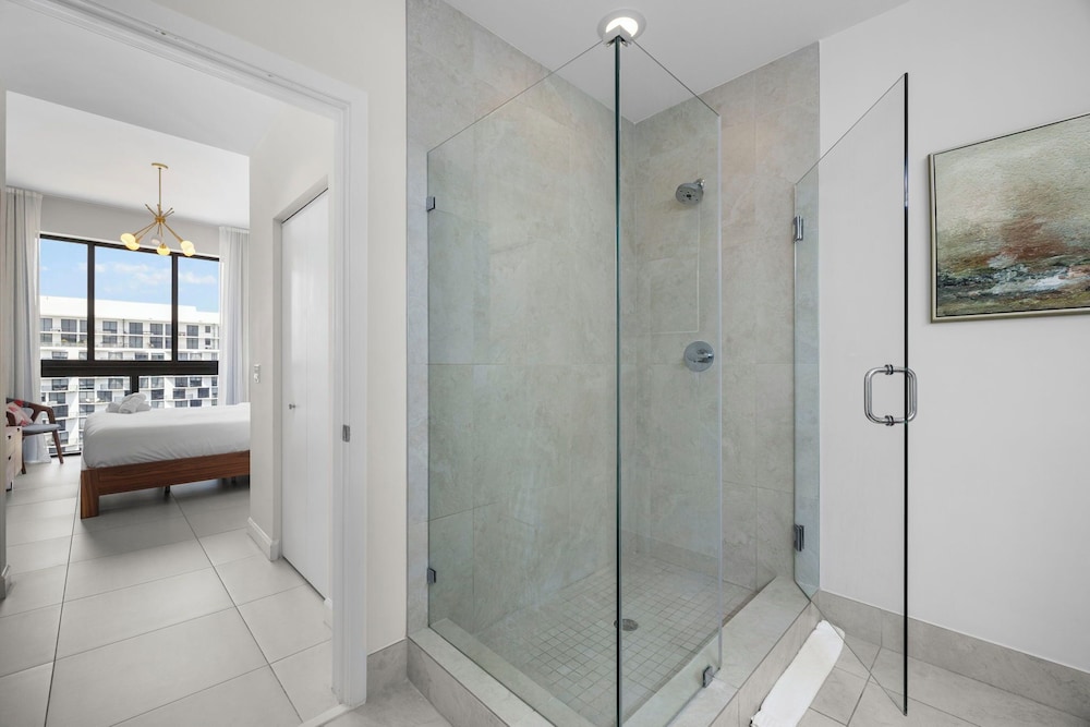 Spacious 2-Bedroom Condo at Doral Park