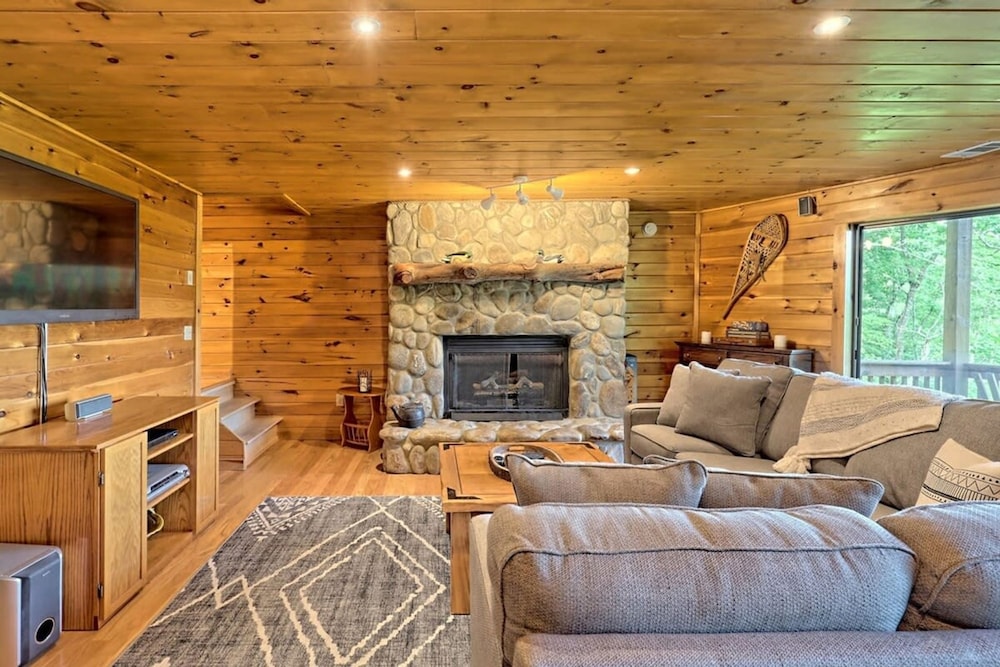 Hot Tub 3 Fireplaces Mountain Views Game Room