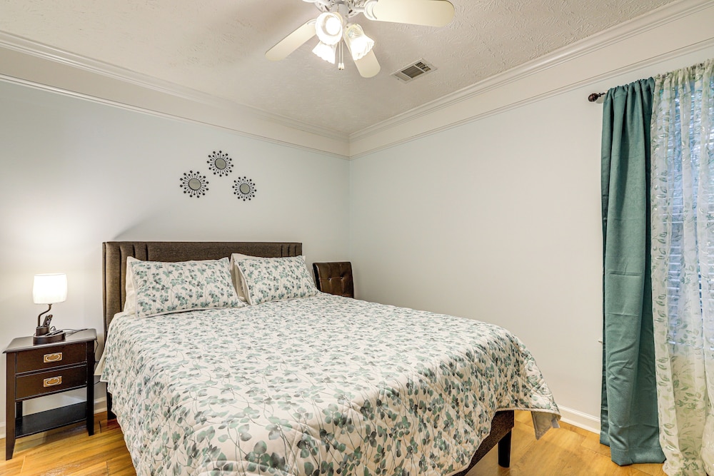 7 Mi to Dtwn Covington: Bright Home w/ Deck & Yard