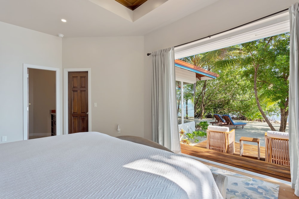 Ray Caye Private Island Resort