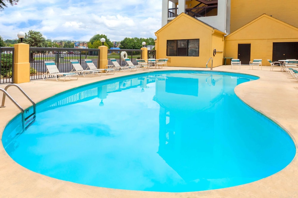 Super 8 by Wyndham Pigeon Forge Dollywood Lane - Property Image 14