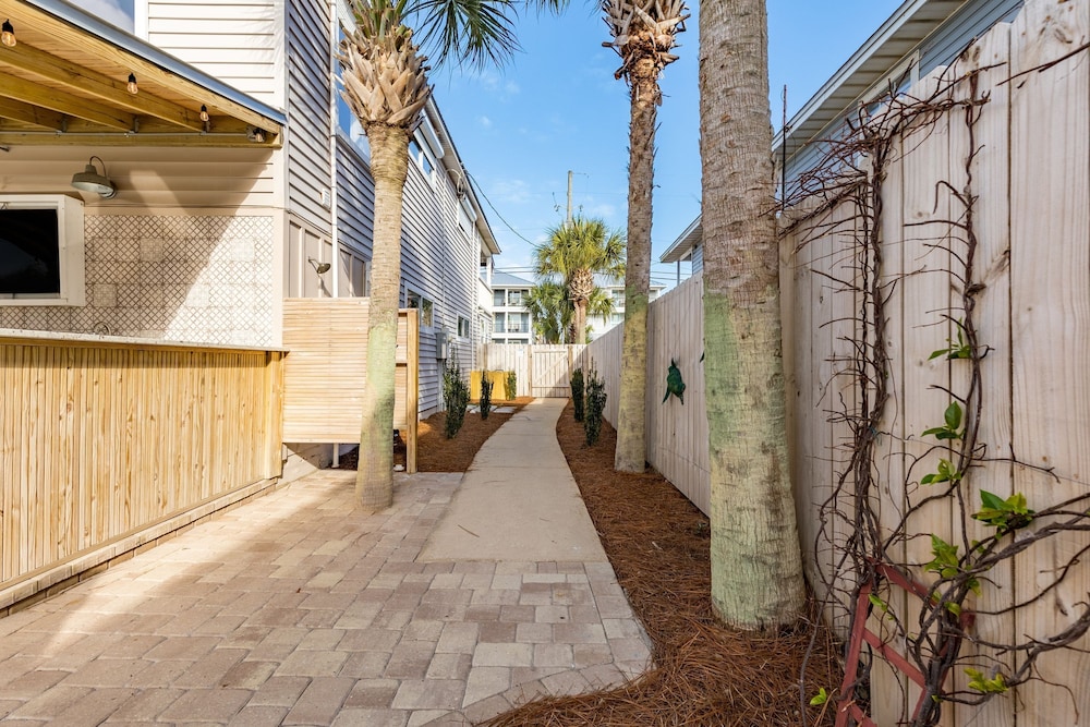 Destin Dolphin by Avantstay 2 Mins Walk To Beach w Pool Large Outdoor Entertaining Area