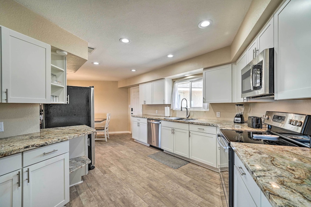 3 Mi to Lake Havasu: Family Home w/ Game Room view 5