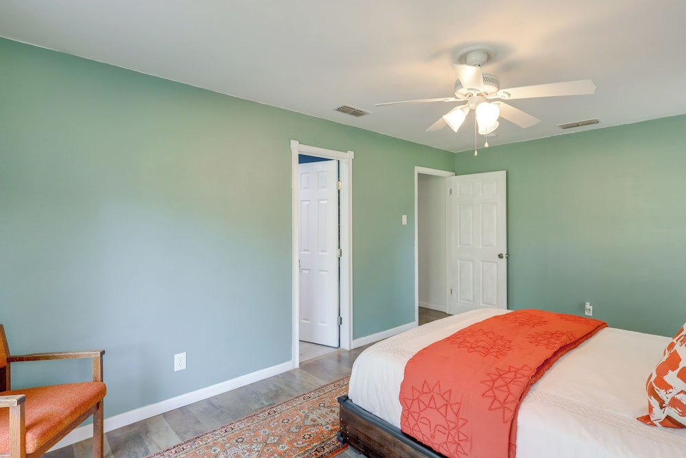 1 Mi to Lake Whitney: Morgan Home w/ Deck!