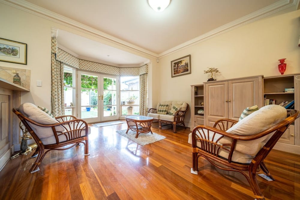 Glenelg Beach Stylish 2 Story Townhouse Sea View