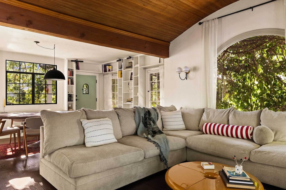 Hollywood Hideaway by Boutique
