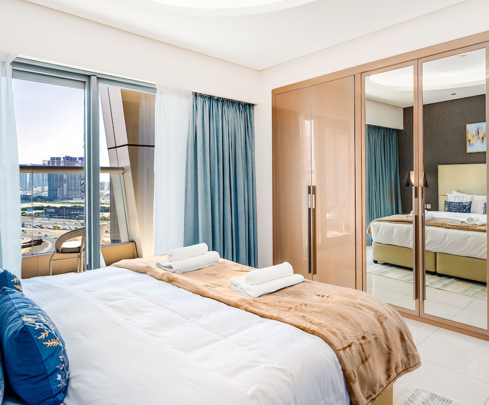 Glamorous 2BR in Damac Paramount Tower