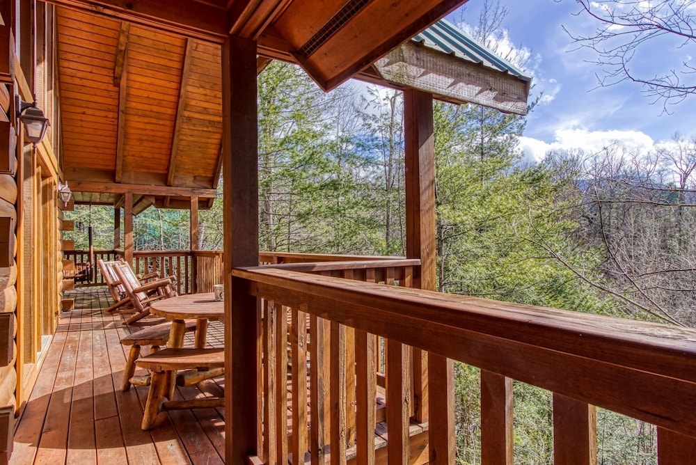 Cub Path Lodge - Luxurious 5/5 With Theatre Room And Mountain Views! 5 Bedroom Cabin by Redawning view 4