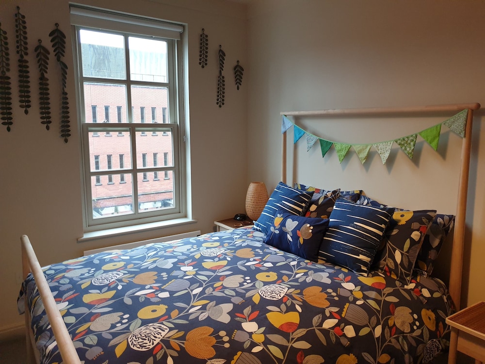2 Bedroom Central Stylish Flat view 2