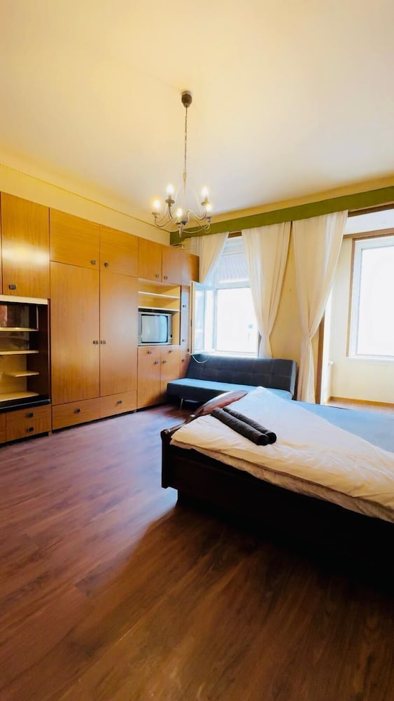 2BR Apartment for 5 Near Stadthalle
