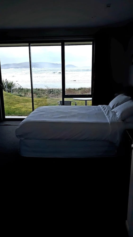 Curio Bay Salt House Motel