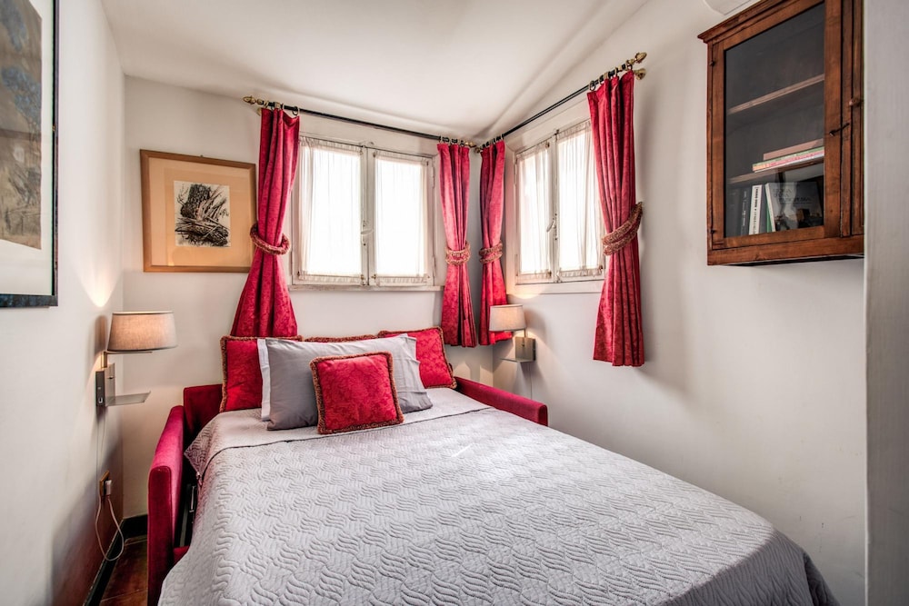 Wonderful Apartment With Balcony in Piazza Margana