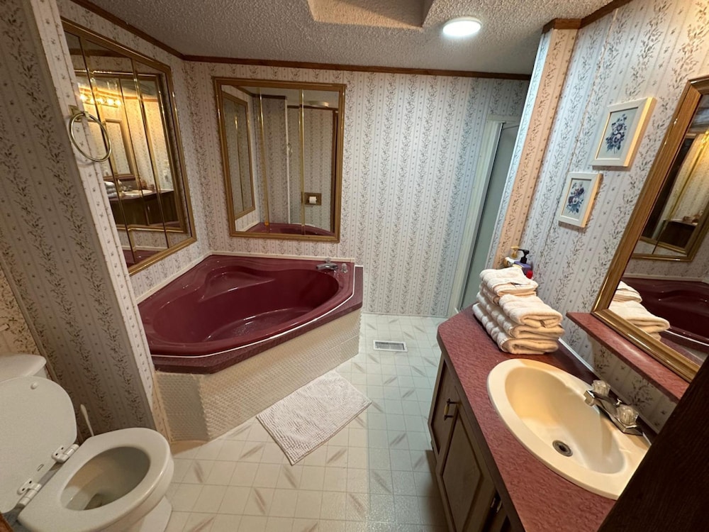 Secluded Lodge Farm Views 50 Acres Wifi