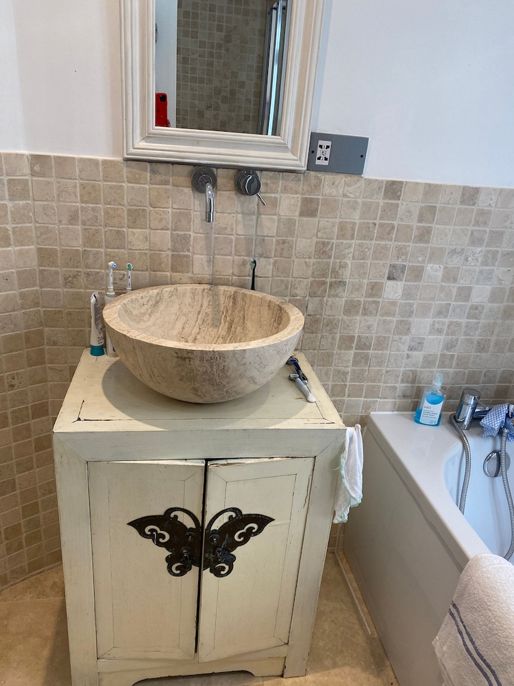Modern, Spacious 1 Bedroom Garden Flat Sw18