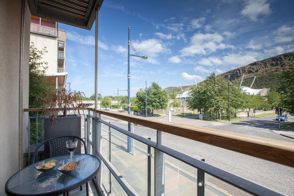 Holyrood Residence - Luxury Apartment With Parking