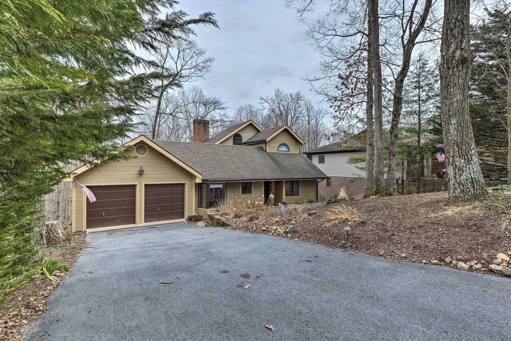 Modern Home: Deck, Bbq, Games, Fire Pit, & More! view 5