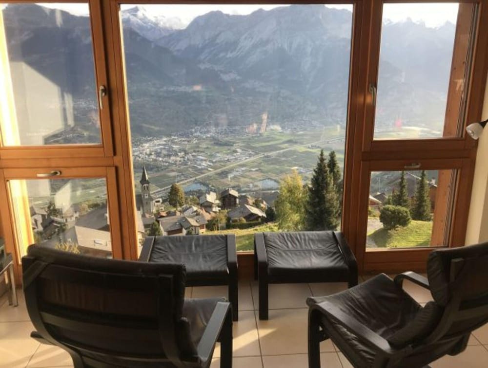 Spacious Apartment With Garden Furniture