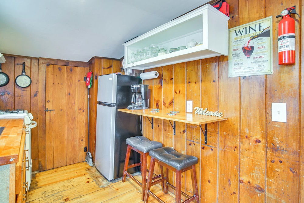 Hot Tub & Kayaks: Dog-friendly House in Yarmouth