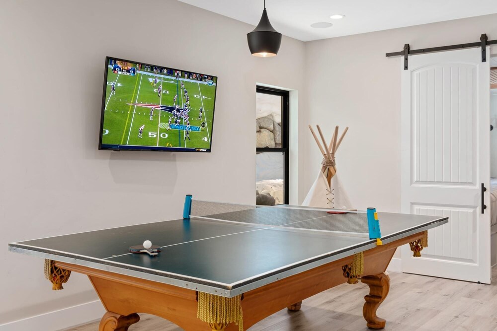 Luxury Retreat Home w Hot Tub - Property Image 7