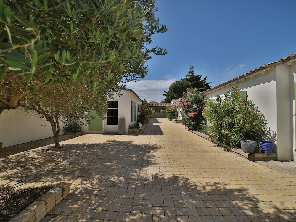 Charming Villa in Le Bois-plage With Private Pool view 5