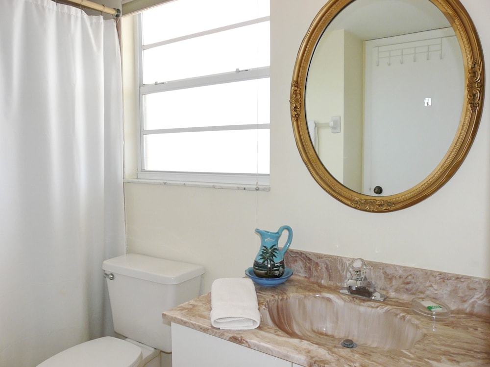 Coastal Style Condo With Pool, spa and Steps to Beach
