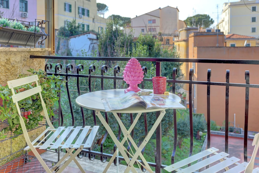 Vatican Loft with Balcony -Home and More