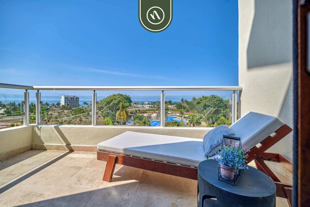 Oceanfront 3BR Condo With Beach Club - Pool