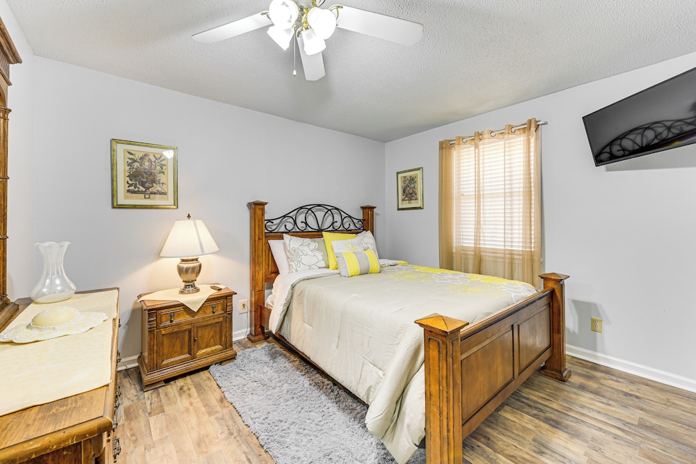 3 Mi to Dtwn Beaufort: Quiet Family Home w/ Yard