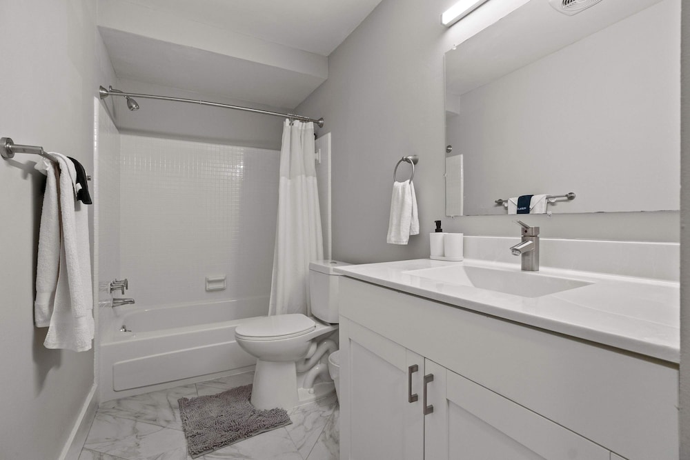 Modern 2BR 2BA Apartment With Pleasant Views