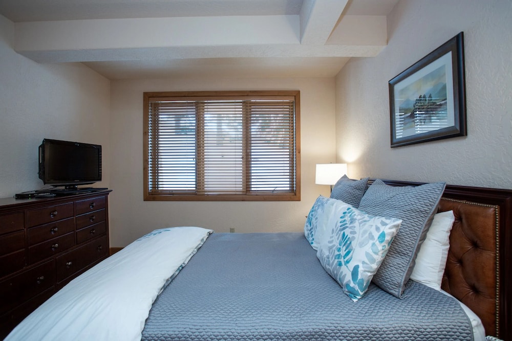 Sterling Lodge at Deer Valley Resort - Three Bedroom Condo with Hot Tub #108 3 Condo