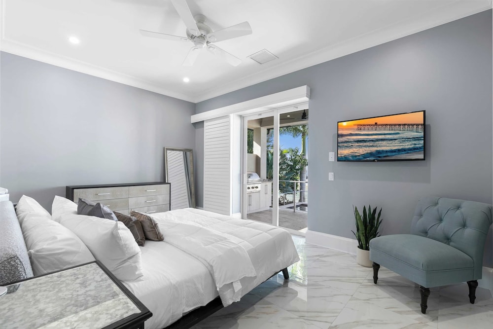 Marco Polo by Avantstay Waterfront 5bdr, Pool, Spa, Fire Pit, Walk to Beach