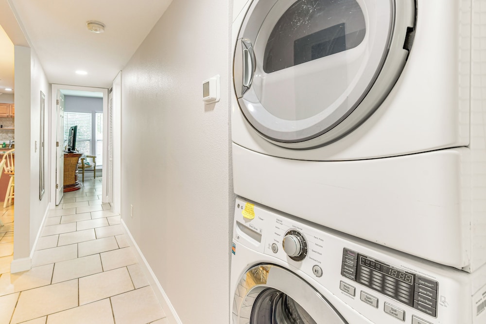 4 Mi to Siesta Key Beach: Condo w/ Pool Access