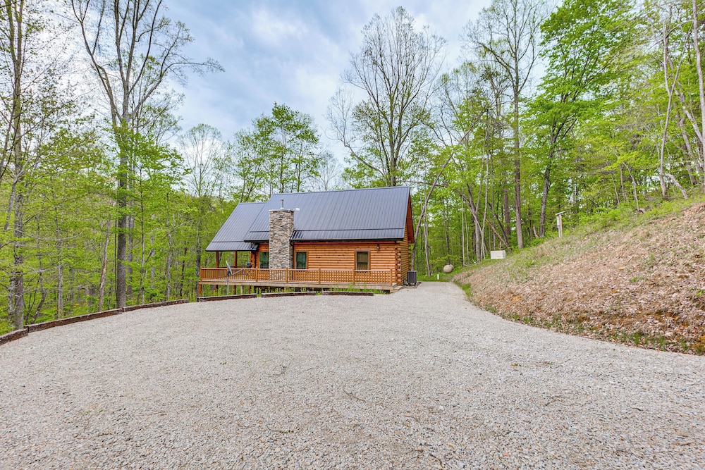 15 Mi to Hocking Hills: Secluded Cabin w/ Hot Tub