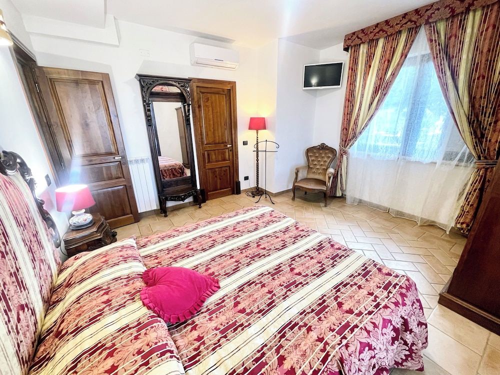 Charming Villa in Umbria - Sleeps 16 - Lake View - Pool, Jacuzzi and Events Room
