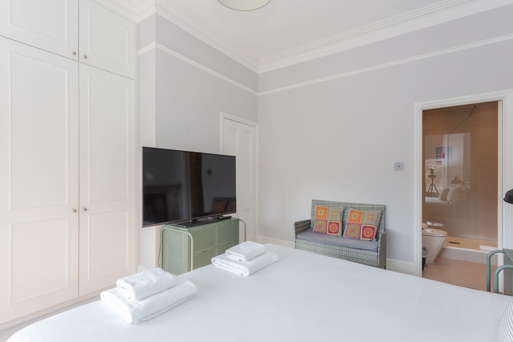 Newly Renovated 3 Bedroom Apartment in North West London