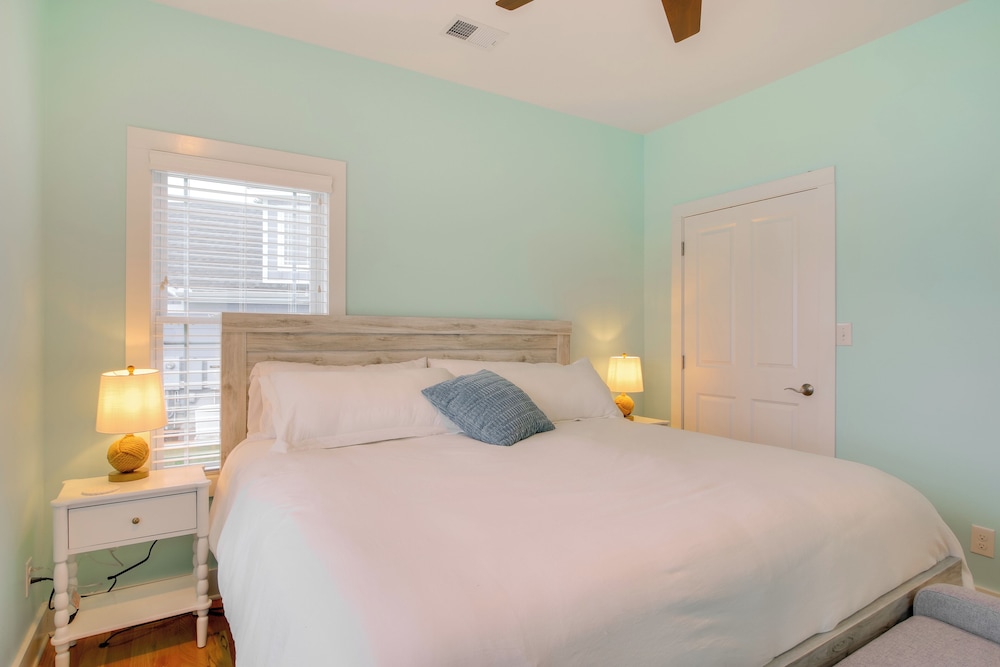 Lakefront Home w/ Hot Tub & Dock in Cross Hill!