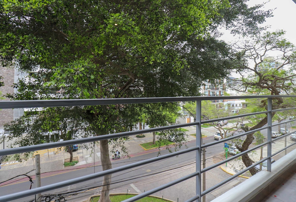 w Graceful 1BR With Balcony in Miraflores