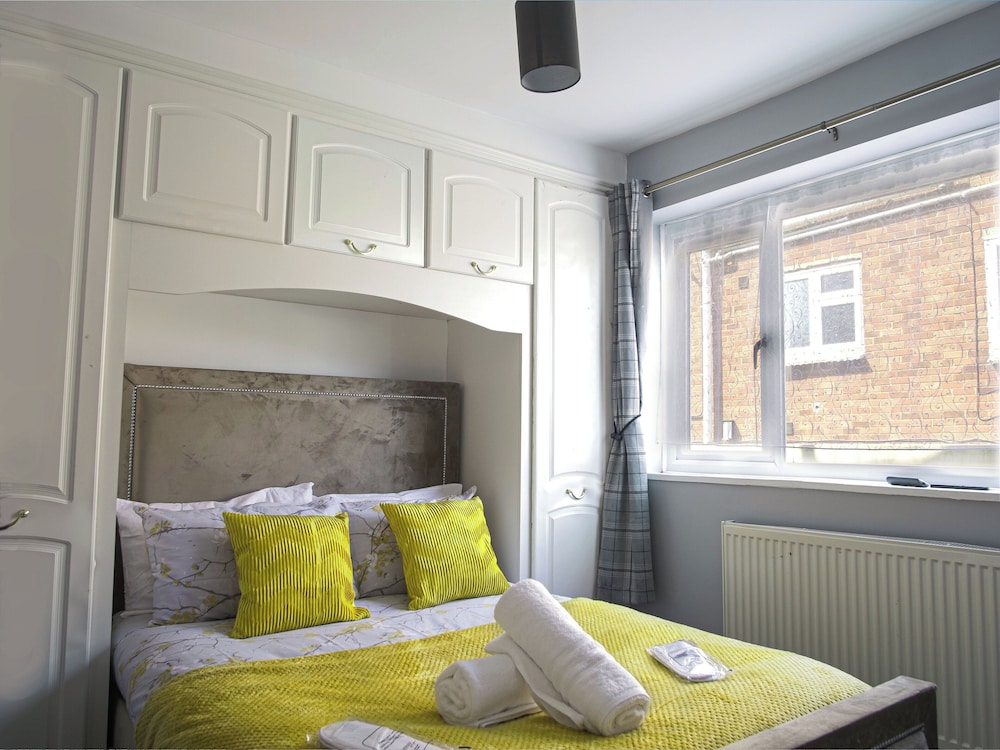Cozy Riverside Retreat in Snodland