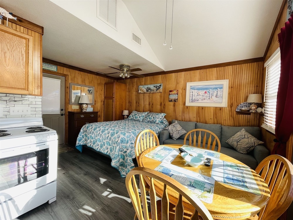 18 Foolish Endeavor Ii Studio Bedroom Condo by RedAwning