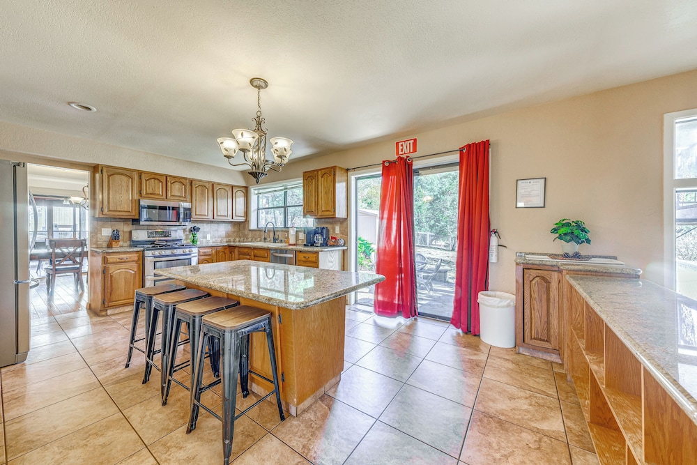 Spacious Ruidoso Home w/ Patio & Mountain Views!