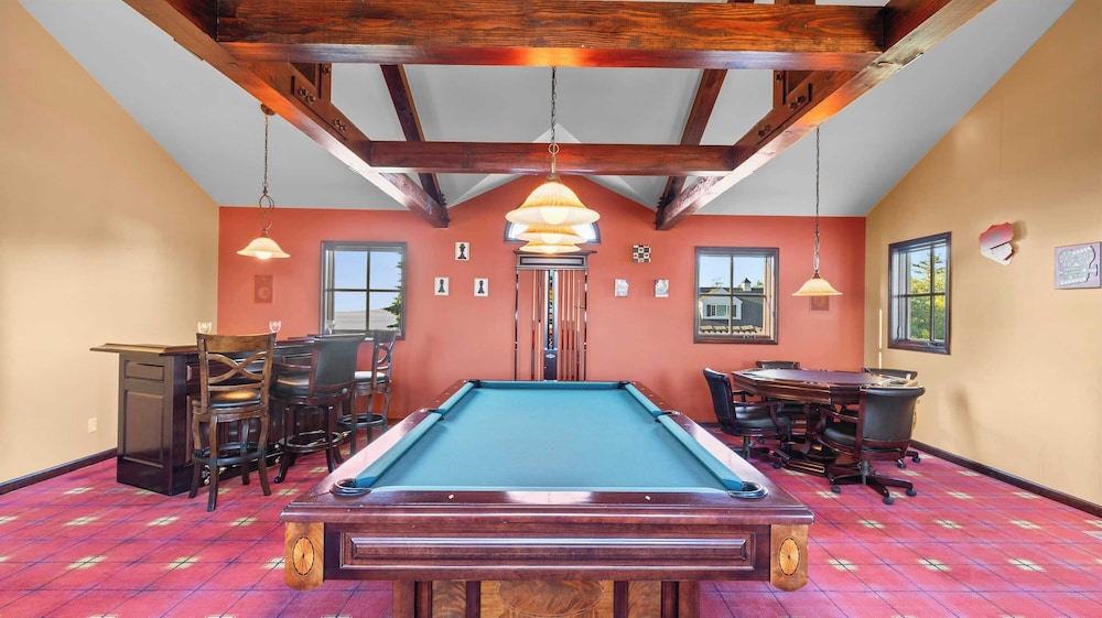 Seacliff Haven Waterfront Luxury, Stunning Views, Hot Tub & Game Room