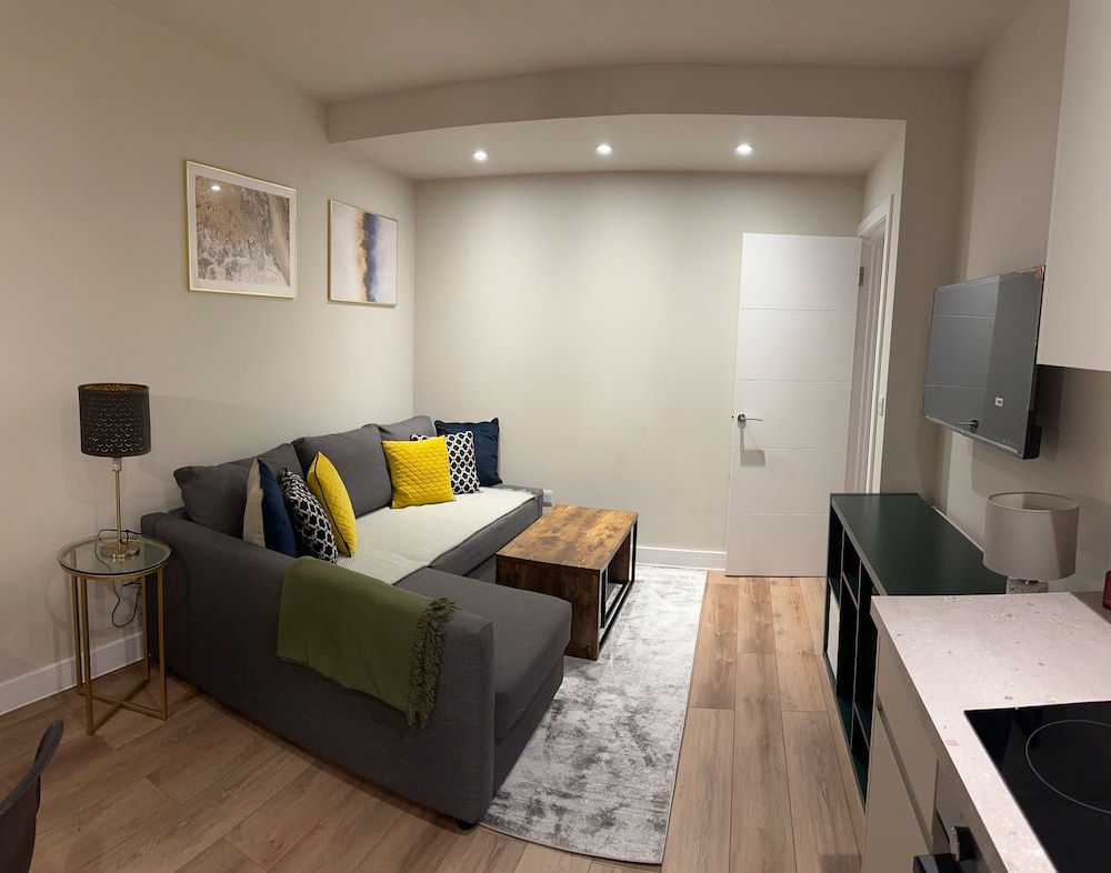 Renovatedapartmentsleeps4-freeparking-tv