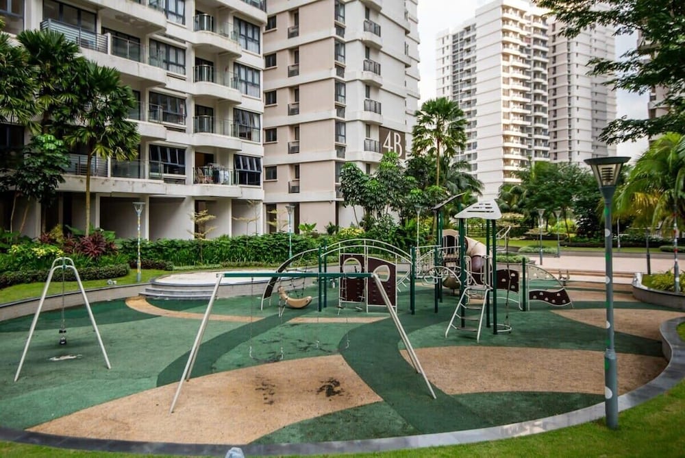A Stylish 2BR Suite, Water Views, Free Parking