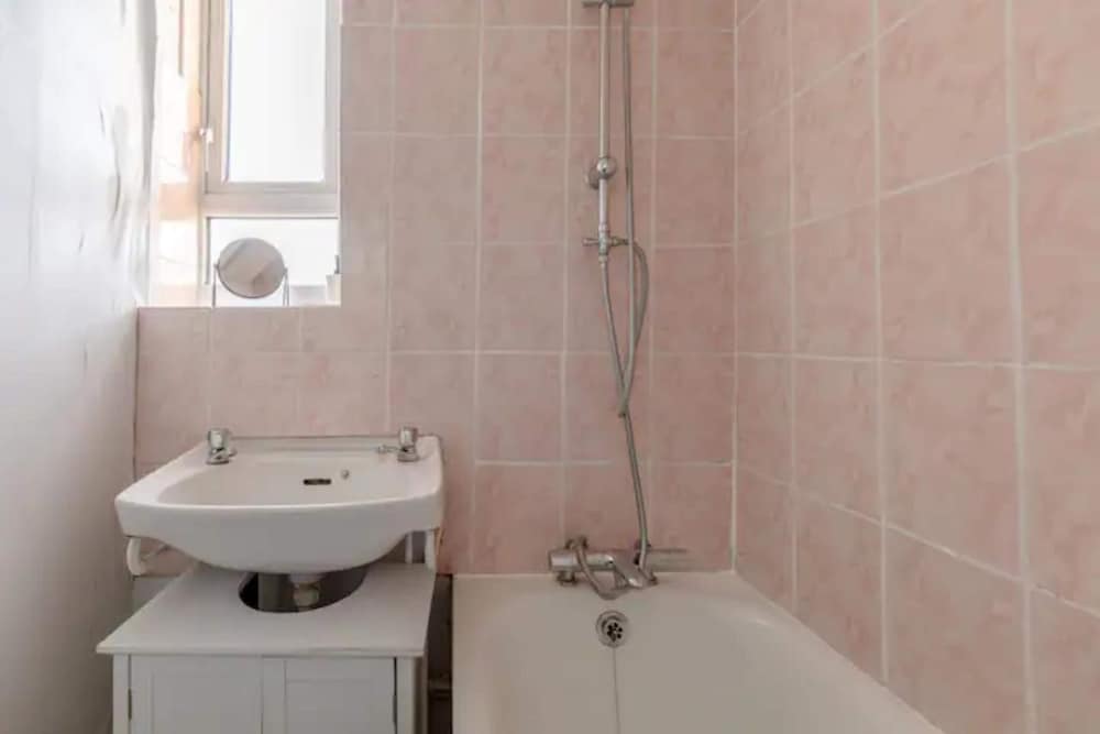 Cosy 4BD Flat W/private Balcony - Nine Elms!
