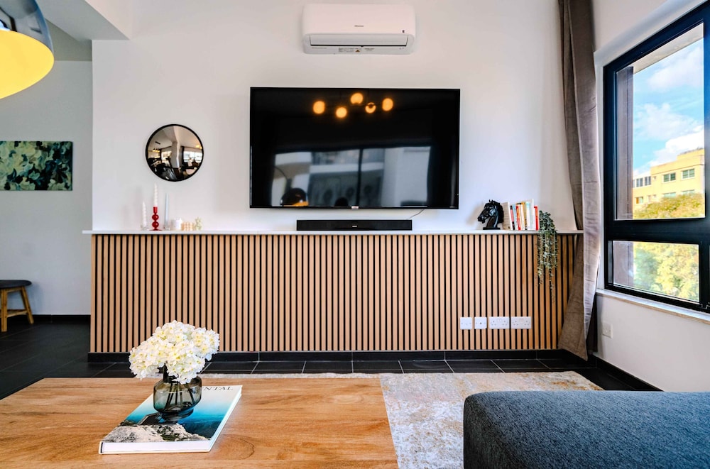 Chic City Center Stay With Stunning View